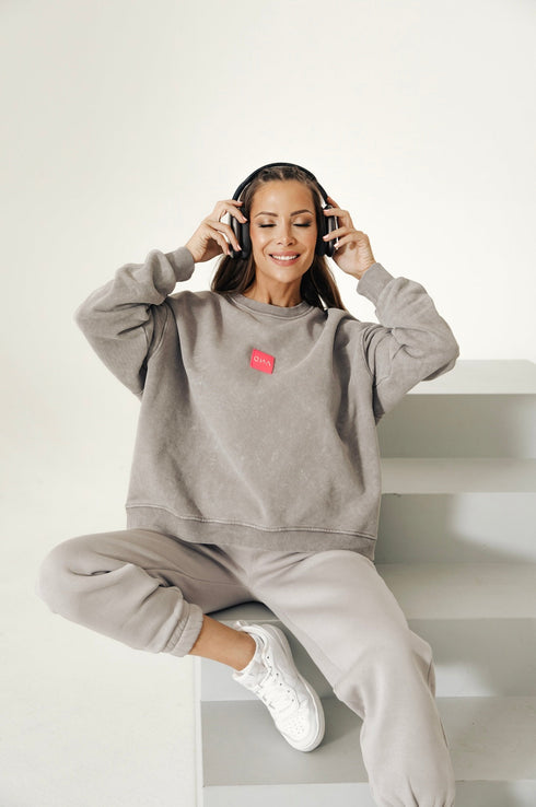 Modelka má M/L (164,5cm , 52kg)