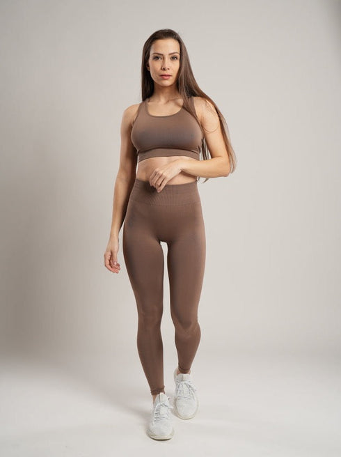 Modelka má XS (164,5cm, 52kg).